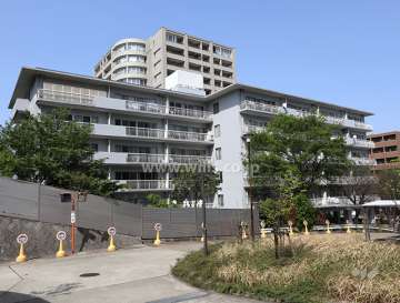 法王マンションの外観(南西側から)