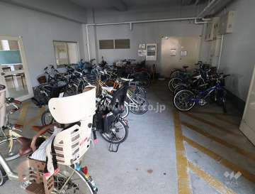 屋内に設けられた駐輪場