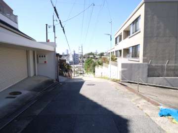 敷地の南側前面道路（東側から）