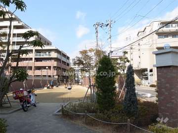 道を挟んで公園があります。
