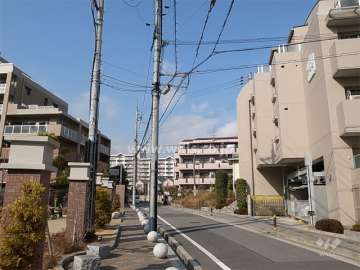 敷地西側の前面道路。周辺はマンションと一戸建てが混在する静かな住宅地です。