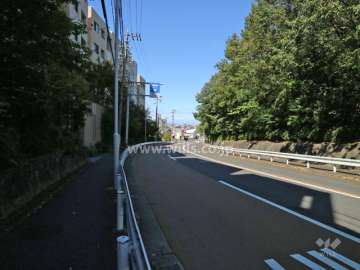 敷地北東側の前面道路（南東側から）