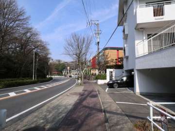 敷地南側の前面道路