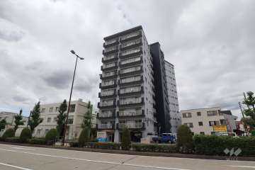 都ハイツの遠景。周辺は住宅の他、店舗や事務所などが混在する街です。