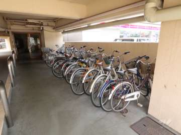 エントランスアプローチ※駐輪スペースになっています。