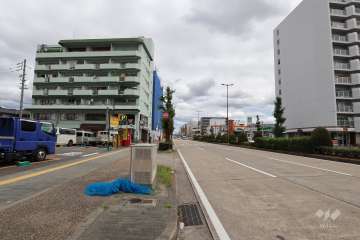 敷地の東側前面道路（南東側から）