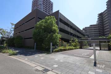 敷地内駐車場（自走式立体）。シャッターゲート付きです。
