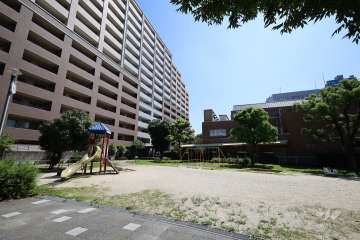 敷地南側に『高松南公園』があります。