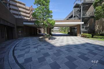 北側エントランスアプローチ