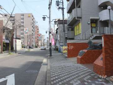 敷地北側の前面道路。一車線の静かな道路です。