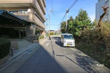 敷地東側の前面道路（南側から）