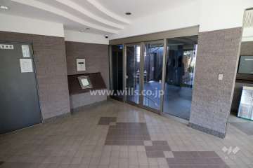 エントランスはオートロック付きです。