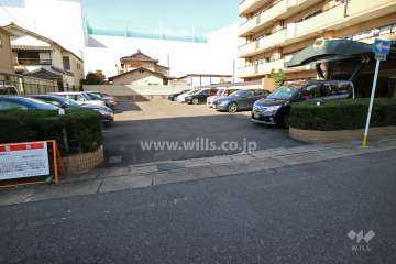 敷地内南側駐車場の出入り口