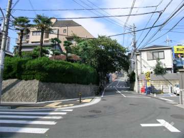 周辺は一戸建てとマンションが混在する住宅地