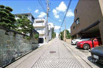 敷地西側の前面道路