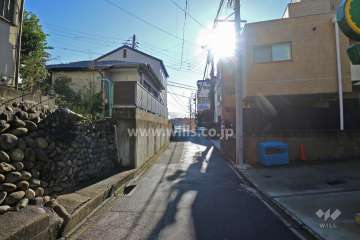 敷地の北東側前面道路（北西側から）