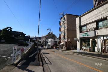 ライオンズマンション覚王山の遠景。周辺はマンションと一戸建てなどが混在する静かな住宅地です。