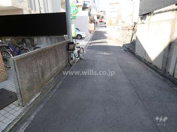 敷地北側の前面道路(南東側から)
