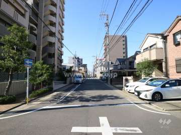 敷地北側の前面道路（東側から）