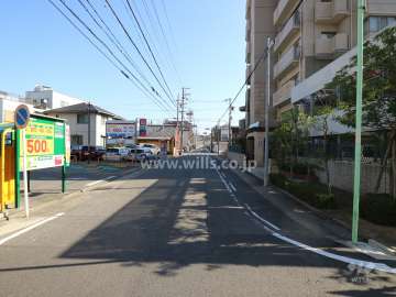 敷地北側の前面道路（西側から）