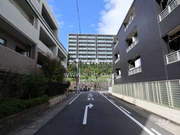 敷地西側の前面道路(南側から)