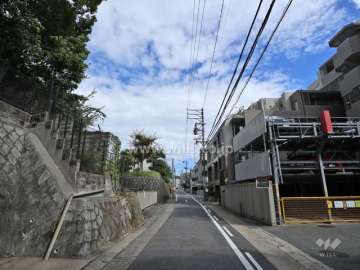 敷地北側の前面道路(西側から)