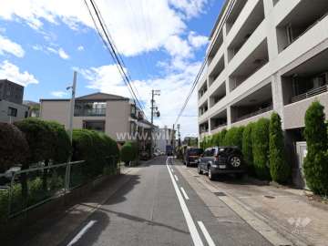 敷地南側の前面道路(東側から)