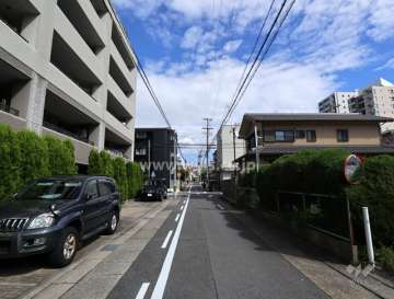 敷地南側の前面道路(西側から)