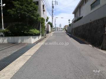敷地西側の前面道路