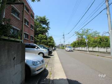 敷地東側の前面道路.道路はさんだ向かいには動物園があります.
