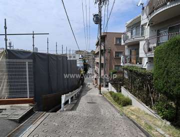 物件の南側前面道路（東側から）