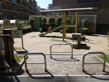 エントランス横の小さな公園。