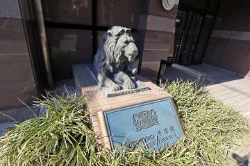 銘板とライオンの像