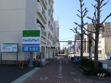敷地西側前面道路。片側３車線のバス通りです。