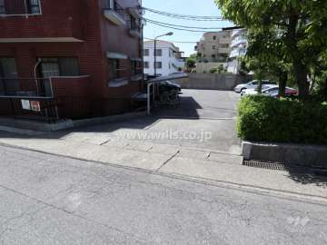 駐車場出入り口(東側からの出入り口)