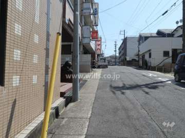敷地西側の前面道路
