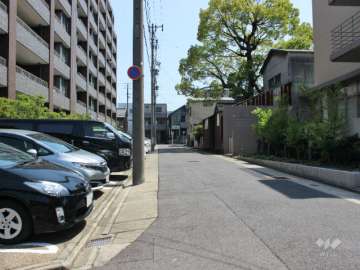 敷地南側の前面道路。一方通行の小さな通りです。