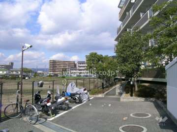 駐輪場（敷地の西側には田畑が広がっています）