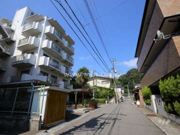 敷地北側の前面道路