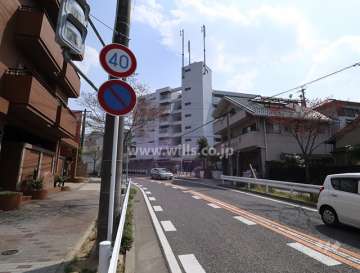 敷地東側の前面道路（北側から）