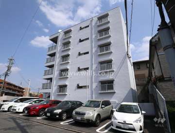 ハイツ鹿の子の外観（南西側から）と敷地内駐車場（屋外平面式）