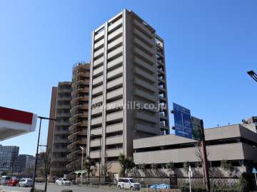 ロイヤルヴェーゼ四谷通の全景。２棟に分かれていて右側の低い建物が立体駐車場です。
