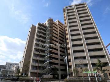 ロイヤルヴェーゼ四谷通の全景（東側から）