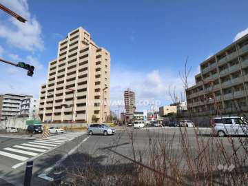 敷地東側の交差点。東側道路、南側道路どちらも二車線のバス通りです。