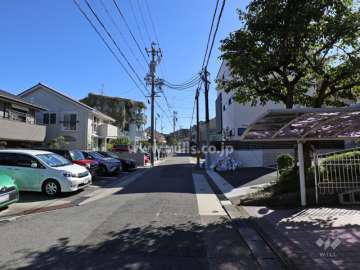 敷地の北側前面道路（西側から）