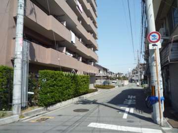 南側前面道路。周辺は一戸建てとマンションが混在する住宅地です。