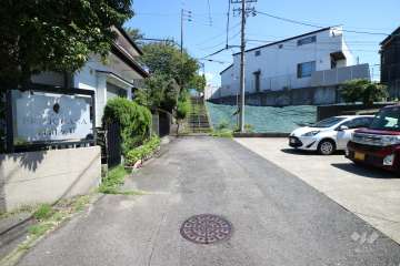 敷地南側の前面道路（西側から）