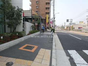 敷地北側の前面道路(バス停あり、バスレーンありの3車線)