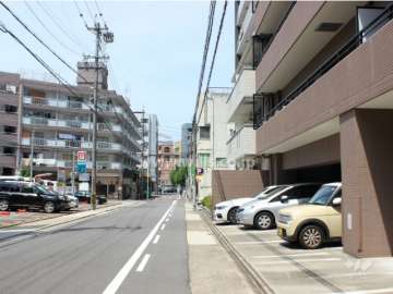 敷地南側の前面道路