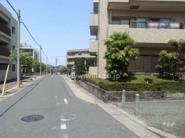 敷地西側の前面道路